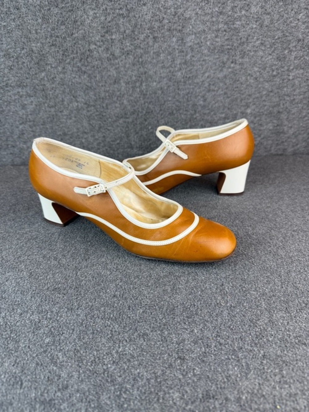 Vintage‎ DeLiso Women's Tan and White Mary Jane Heels Size 7.5B